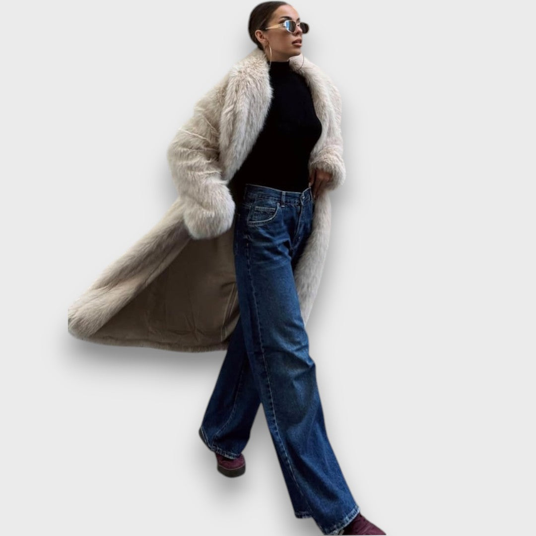 Liviane – Cappotto maxi in pelliccia sintetica con flair couture